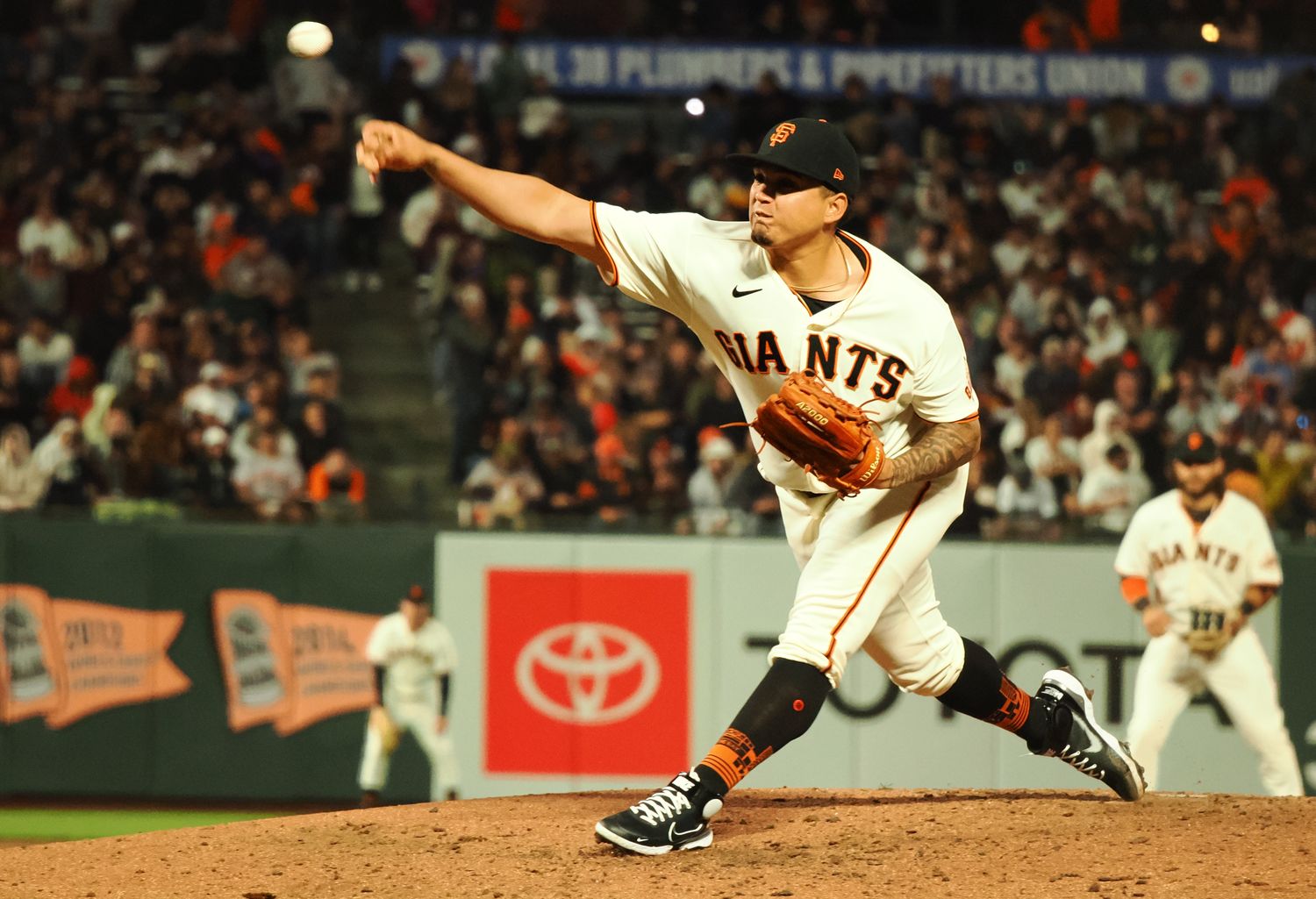 SF Giants reliever Mauricio Llovera throws a pitch. (2022)